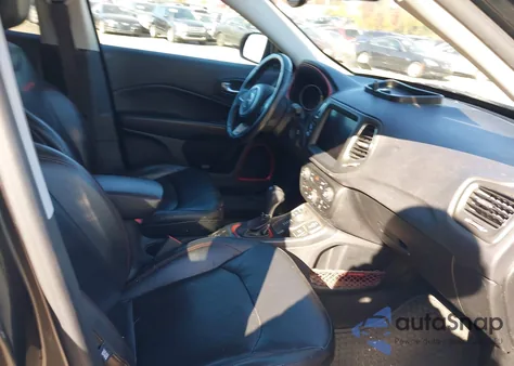 2018 Jeep Compass Trailhawk 4X4 из США, поврежденный, VIN 3C4NJDDB4JT169724